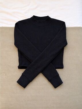 Aritzia TNA black cropped mock neck (S)